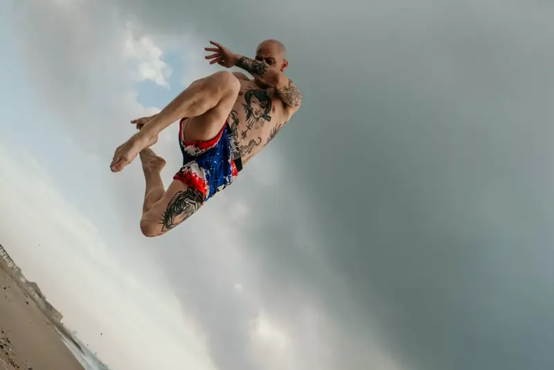 Entrenador de artes marcialesmostrando técnica de defensa personal