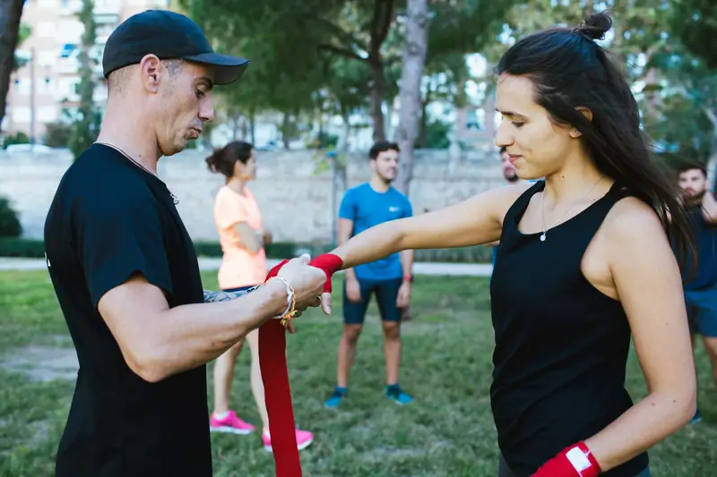 Entrenador personal e instructor de boxeo en Valencia preparando vendas